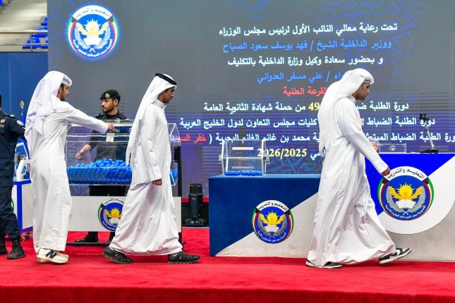 الداخلية الكويتية تنظم قرعة دورة الطلبة الضباط الدفعة (49) والبعثات الخارجية 1 khaligyoun72051