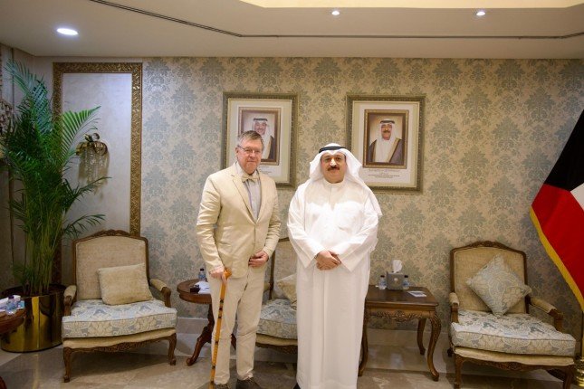 وزير الصحة الكويتي يبحث مع سفير التشيك سبل الاستفادة من الخبرات التشيكية بتطوير الخدمات الطبية وزير الصحة الكويتي يبحث مع سفير التشيك سبل الاستفادة من الخبرات التشيكية بتطوير الخدمات الطبية
