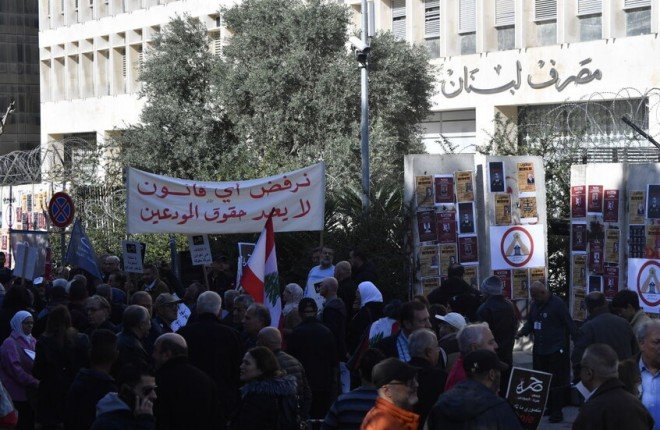 بيروت.. اعتصام أمام مصرف لبنان احتجاجًا على احتجاز أموال المودعين المغتربين (فيديو) بيروت.. اعتصام أمام مصرف لبنان احتجاجًا على احتجاز أموال المودعين المغتربين (فيديو)