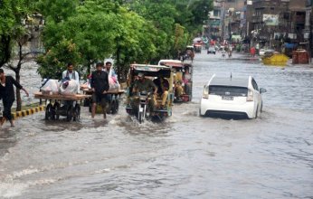 مصرع 72 شخصاً جراء الفيضانات الموسمية في باكستان وتحذيرات من تفاقم الأزمة
