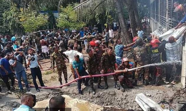 معلمة في بنجلاديش تضحي بحياتها لإنقاذ طلابها.. (تفاصيل) معلمة في بنجلاديش تضحي بحياتها لإنقاذ طلابها.. (تفاصيل)