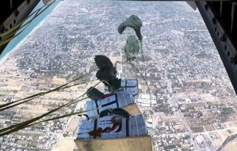 عاجل.. مصر تسقط أطنانا من المساعدات جواً على قطاع غزة (صور)