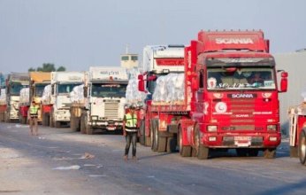 إدخال شاحنات مساعدات إنسانية إلى معبر كرم أبو سالم تمهيدا لنقلها للفلسطينيين بغزة