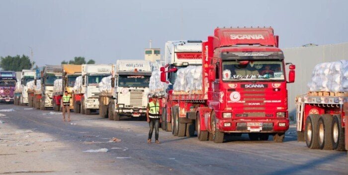إدخال شاحنات مساعدات إنسانية إلى معبر كرم أبو سالم تمهيدا لنقلها للفلسطينيين بغزة إدخال شاحنات مساعدات إنسانية إلى معبر كرم أبو سالم تمهيدا لنقلها للفلسطينيين بغزة