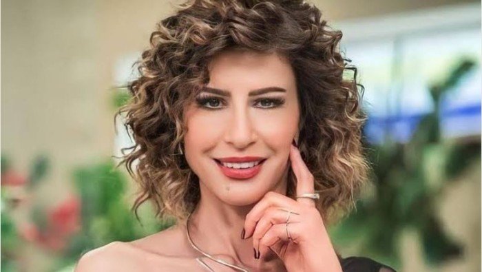 القبض على الخادمة المتهمة بسرقة مبلغ مالي من فيلا الإعلامية أمينة شلباية القبض على الخادمة المتهمة بسرقة مبلغ مالي من فيلا الإعلامية أمينة شلباية