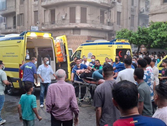 الحماية المدنية تنقذ موظفين عالقين داخل مبنى سنترال رمسيس الحماية المدنية تنقذ موظفين عالقين داخل مبنى سنترال رمسيس