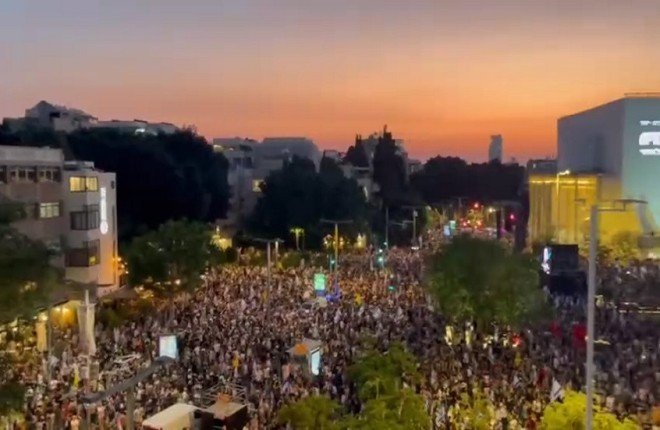 مظاهرة حاشدة في تل أبيب تطالب حكومة نتنياهو بوقف الحرب وإبرام صفقة تبادل أسرى مظاهرة حاشدة في تل أبيب تطالب حكومة نتنياهو بوقف الحرب وإبرام صفقة تبادل أسرى