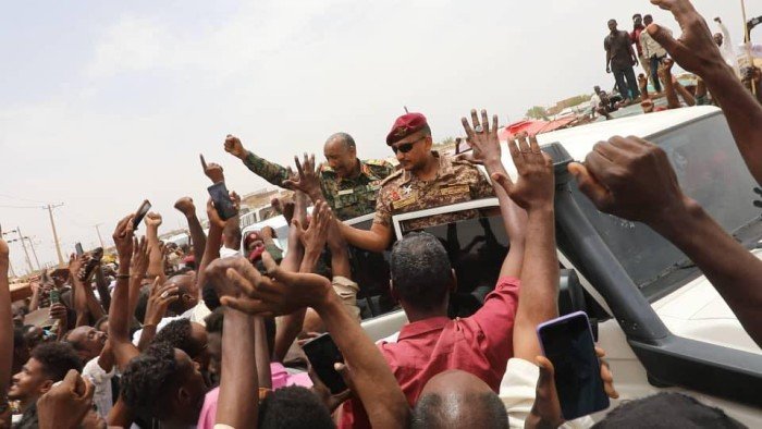 ماذا يحدث في السودان.. الجيش يرفض تشكيل "حكومة الدعم السريع" ويحذر من "مشروع دقلو الانقلابي والعنصري" ماذا يحدث في السودان.. الجيش يرفض تشكيل "حكومة الدعم السريع" ويحذر من "مشروع دقلو الانقلابي والعنصري"