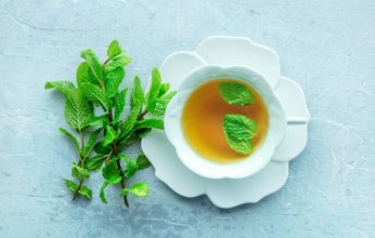 دراسة: شاي النعناع يعزز الذاكرة والانتباه بطريقة غير متوقعة