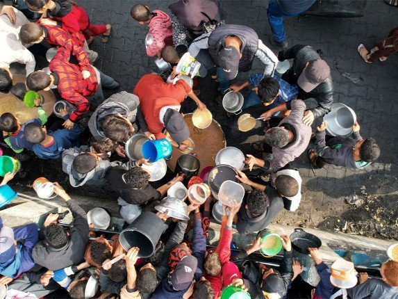 الأمم المتحدة تحذر من أن يصبح الحرمان الجماعي من الغذاء أمرا طبيعيا في غزة.. متى يتحرك العالم لفتح المعابر؟ الأمم المتحدة تحذر من أن يصبح الحرمان الجماعي من الغذاء أمرا طبيعيا في غزة.. متى يتحرك العالم لفتح المعابر؟