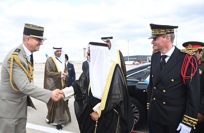 أمير الكويت يغادر فرنسا بعد زيارة رسمية أمير الكويت يغادر فرنسا بعد زيارة رسمية