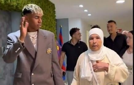لامين جمال يوقع على عقد "احترافي" مع برشلونة لامين جمال يوقع على عقد "احترافي" مع برشلونة