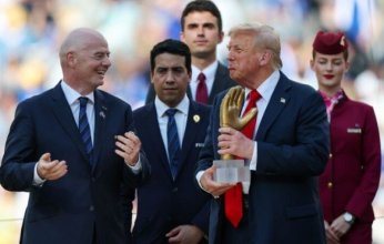 ترامب يكسر البروتوكول على منصة تتويج تشيلسي بلقب كأس العالم للأندية