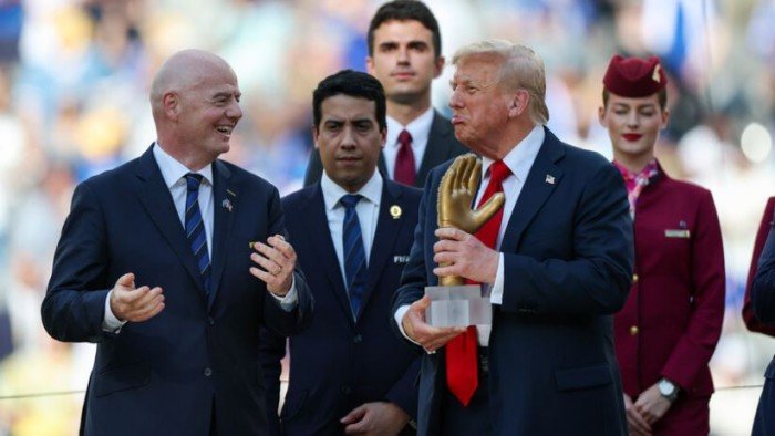 ترامب يكسر البروتوكول على منصة تتويج تشيلسي بلقب كأس العالم للأندية ترامب يكسر البروتوكول على منصة تتويج تشيلسي بلقب كأس العالم للأندية