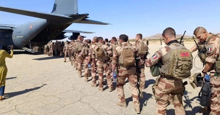 فرنسا تنهي وجودها العسكري بالسنغال وتسلم آخر قاعدة عسكرية لها فرنسا تنهي وجودها العسكري بالسنغال وتسلم آخر قاعدة عسكرية لها