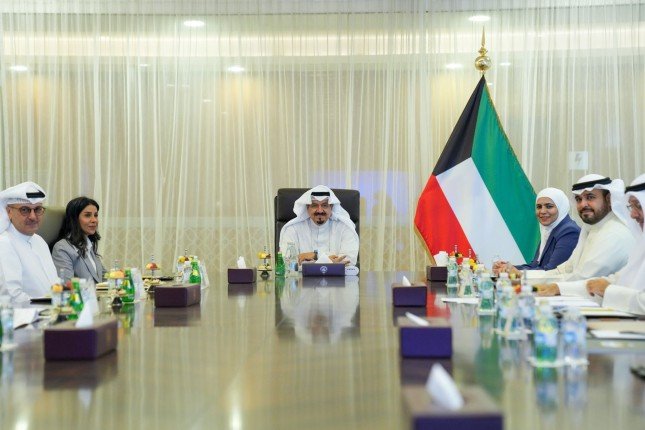 رئيس مجلس الوزراء الكويتي يترأس اجتماعا للجنة الوزارية لمتابعة الاتفاقيات الموقعة بين بلاده والصين رئيس مجلس الوزراء الكويتي يترأس اجتماعا للجنة الوزارية لمتابعة الاتفاقيات الموقعة بين بلاده والصين