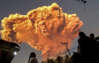 السلطات الإندونيسية تعلن إلغاء أكثر من 20 رحلة جوية بسبب ثوران بركان