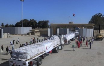 إدخال 126 شاحنة مساعدات إنسانية إلى الفلسطينيين بقطاع غزة عبر معبر كرم أبو سالم