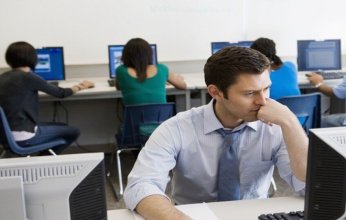 أمراض يسببها العمل الطويل على الكمبيوتر.. كيف يمكن تجنّبها