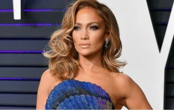 شاهد.. جينيفر لوبيز تخطف الأنظار بإطلالة قيمتها 100 ألف دولار