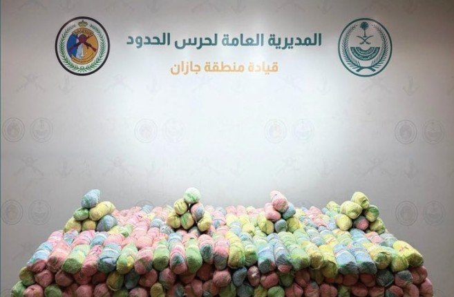 إحباط محاولة تهريب كمية من نبات القات المخدر بمنطقة جازان إحباط محاولة تهريب كمية من نبات القات المخدر بمنطقة جازان
