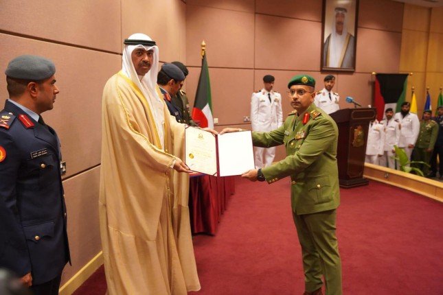 وزير الدفاع الكويتي: دورة القيادة والأركان المشتركة محطةً مهمة لتأهيل ضباط قياديين وزير الدفاع الكويتي: دورة القيادة والأركان المشتركة محطةً مهمة لتأهيل ضباط قياديين