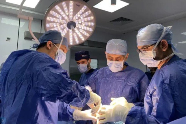 لأول مرة.. استئصال ورم دماغي لمريض يقِظ في سلطنة عُمان لأول مرة.. استئصال ورم دماغي لمريض يقِظ في سلطنة عُمان