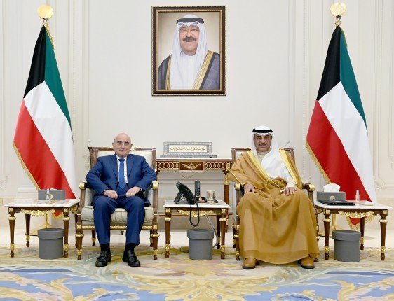 ولي العهد الكويتي يستقبل وزير الدفاع اللبناني ولي العهد الكويتي يستقبل وزير الدفاع اللبناني