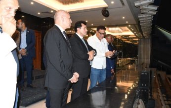 وزير الرياضة ومحافظ القاهرة يقوما بجولة تفقدية لارضية ملعب استاد القاهرة الدولي