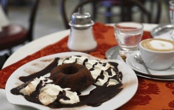 دراسة جديدة تكشف سبباً غير متوقعاً لزيادة الرغبة في تناول الحلويات.. ما التفاصيل؟