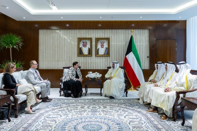 وزير الخارجية الكويتي يتسلم نسخة من أوراق اعتماد سفيرة كندا لدى البلاد وزير الخارجية الكويتي يتسلم نسخة من أوراق اعتماد سفيرة كندا لدى البلاد