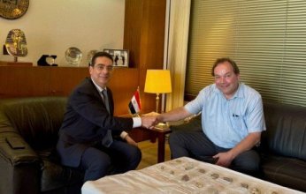 سفير مصر في لاهاي يتسلم قطعًا أثرية تنتمي للحضارة المصرية القديمة من هولندا