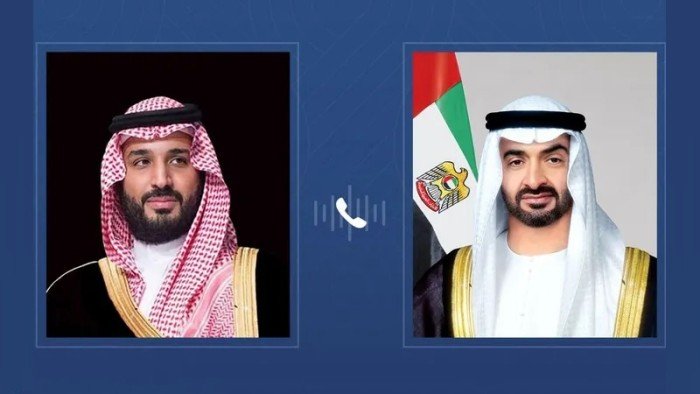 رئيس الإمارات وولي العهد السعودي يبحثان القضايا الإقليمية والدولية المشتركة رئيس الإمارات وولي العهد السعودي يبحثان القضايا الإقليمية والدولية المشتركة