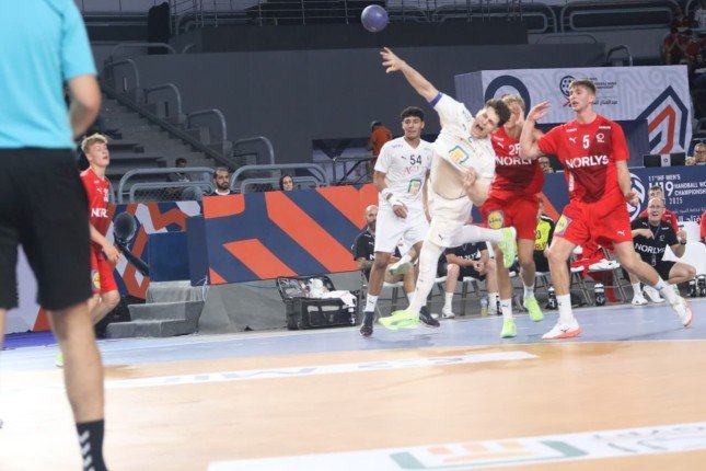 مباراة مجنونة.. منتخب الناشئين يتعادل مع الدنمارك ويتأهل لربع نهائي مونديال اليد مباراة مجنونة.. منتخب الناشئين يتعادل مع الدنمارك ويتأهل لربع نهائي مونديال اليد