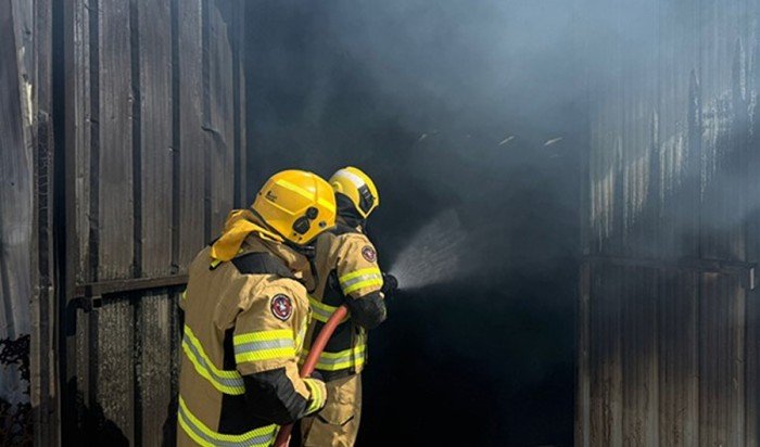 فرق الإطفاء تُسيطر على حريق جاخور في منطقة كبد فرق الإطفاء تُسيطر على حريق جاخور في منطقة كبد