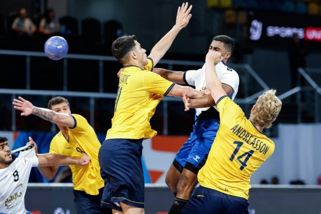 منتخب الكويت يخسر أمام نظيره السويدي (39-22) في (مونديال اليد للناشئين) بالقاهرة منتخب الكويت يخسر أمام نظيره السويدي (39-22) في (مونديال اليد للناشئين) بالقاهرة