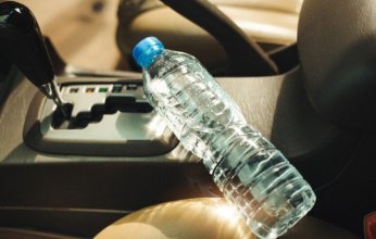 زجاجات المياه في السيارة.. خطر صامت يتحول إلى "قنبلة موقوتة"
