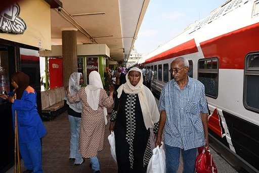 مصر.. السكة الحديد تُسيّر القطار العاشر لعودة الأشقاء السودانيين طوعًا مصر.. السكة الحديد تُسيّر القطار العاشر لعودة الأشقاء السودانيين طوعًا