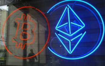 سوق العملات الرقمية.. بتكوين وإيثريوم تقتربان من مستويات قياسية وسط موجة طلب جديدة