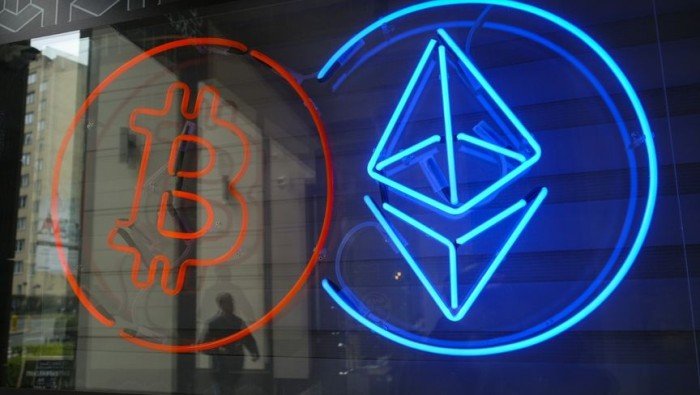 سوق العملات الرقمية.. بتكوين وإيثريوم تقتربان من مستويات قياسية وسط موجة طلب جديدة سوق العملات الرقمية.. بتكوين وإيثريوم تقتربان من مستويات قياسية وسط موجة طلب جديدة