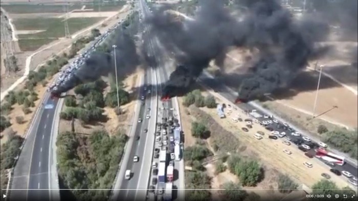 مظاهرات تشل الطرق السريعة في تل أبيب للمطالبة بإنهاء الحرب على غزة.. ماذا يحدث في الكيان الإسرائيلي؟ مظاهرات تشل الطرق السريعة في تل أبيب للمطالبة بإنهاء الحرب على غزة.. ماذا يحدث في الكيان الإسرائيلي؟