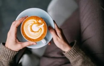 دراسة حديثة: فنجان القهوة الصباحي يعزز المزاج ويزيد الشعور بالسعادة