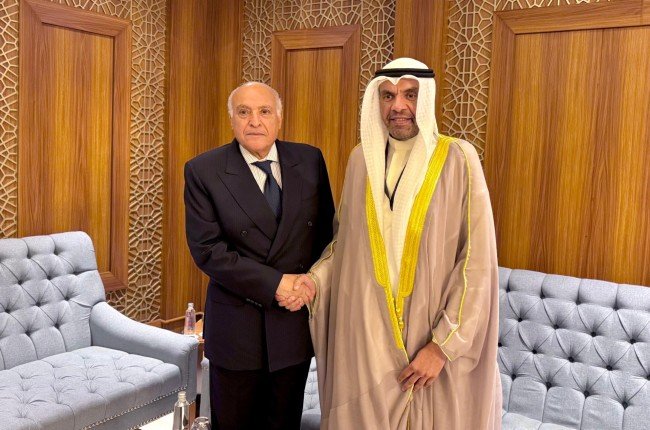 وزير الخارجية الكويتي يلتقي نظيره الجزائري على هامش الاجتماع الاستثنائي لمنظمة التعاون الإسلامي وزير الخارجية الكويتي يلتقي نظيره الجزائري على هامش الاجتماع الاستثنائي لمنظمة التعاون الإسلامي