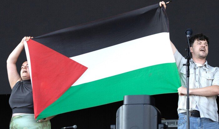 مقاطعة مهرجان موسيقي في بريطانيا بعد منع فرقة أيرلندية من رفع العلم الفلسطيني.. ما التفاصيل؟ مقاطعة مهرجان موسيقي في بريطانيا بعد منع فرقة أيرلندية من رفع العلم الفلسطيني.. ما التفاصيل؟