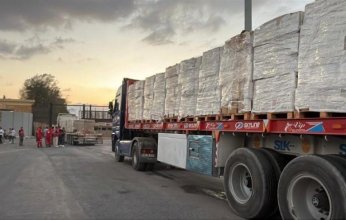 الهلال الأحمر المصري يدفع أكثر من 85 ألف سلة غذائية في قافلة «زاد العزة» الـ 18 إلى غزة