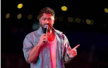 شاهد| بالفيديو.. معجبة تحتضن تامر حسني على المسرح في مشهد مفاجئ