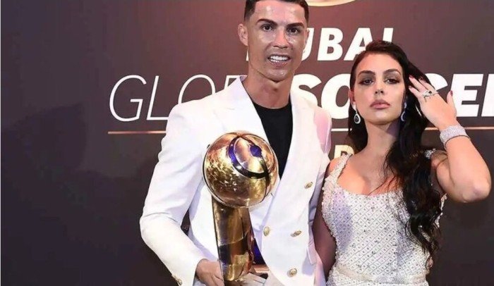 رقم خيالي.. تعرف على سعر خاتم خطوبة كريستيانو رونالدو إلى شريكته جورجينا رقم خيالي.. تعرف على سعر خاتم خطوبة كريستيانو رونالدو إلى شريكته جورجينا