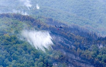 فريق الإنقاذ الإماراتي يواصل جهود إخماد حرائق الغابات بألبانيا