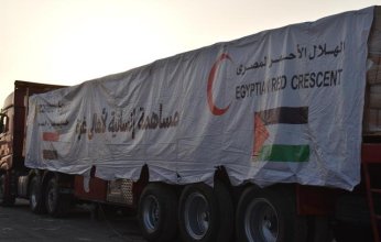 الهلال الأحمر المصري يدفع نحو 220 شاحنة في قافلة «زاد العزة» الـ 15 إلى غزة
