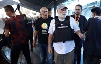 مؤسس "المطبخ العالمي" يصل غزة لتوسيع عمليات الإغاثة الغذائية